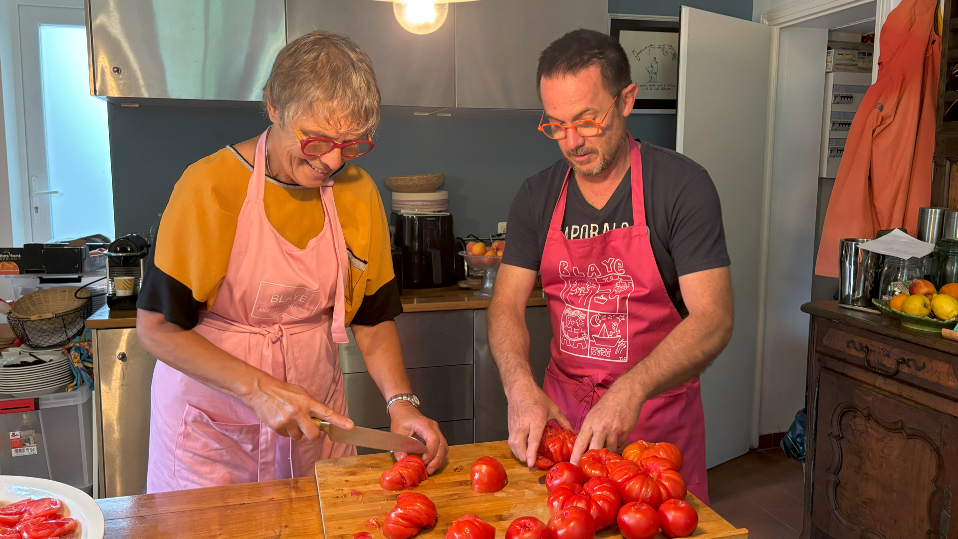 Les bénévoles en cuisine préparent les repas des artistes, intervenants & bénévoles